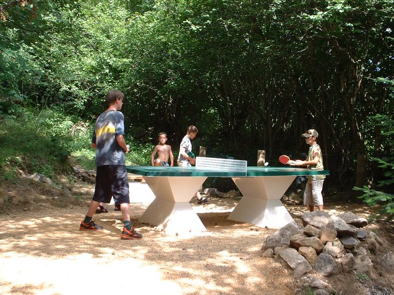 camping en Auvergne avec table de ping pong