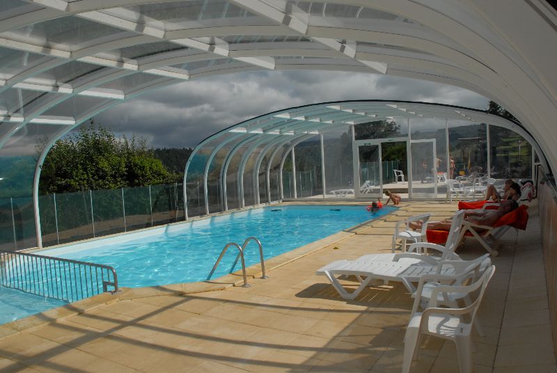 piscine couverte et chauffée du camping dans le Puy de Dome