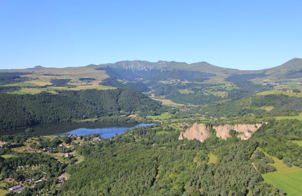Paysage du Massif du Sancy et du lac environnant un camping au Lac Chambon avec chien autorisé en Auvergne.