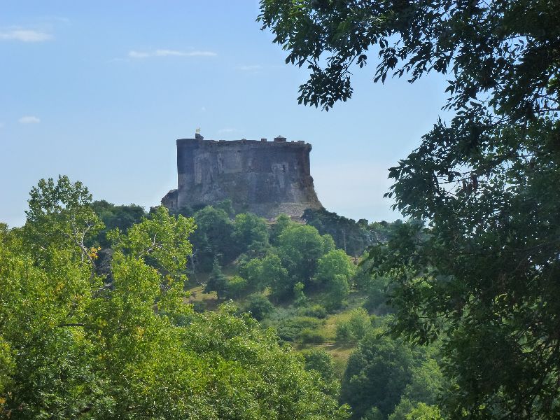 Vue panoramique sur le Château de Murol depuis les hauteurs d'un camping au Lac Chambon avec chien autorisé