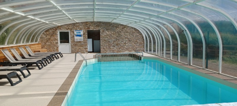 Piscine couverte et chauffée au Camping de Serrette, un camping au Lac Chambon avec chien autorisé proposant des services complets.