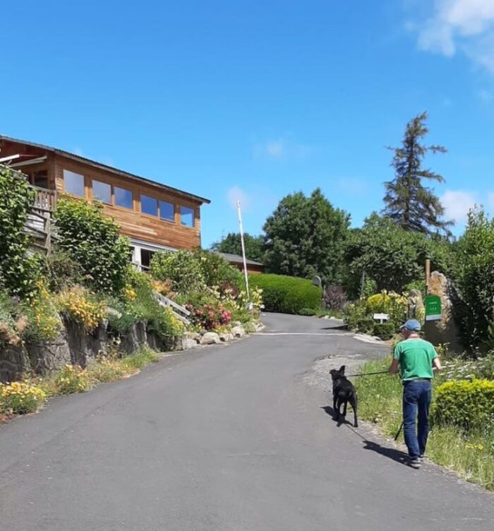 campeur avec son chien en Auvergne