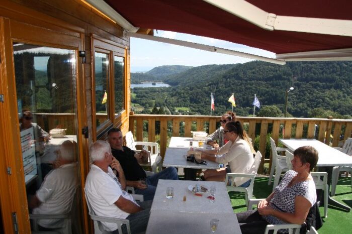 famille en terrasse au camping de Serrette en Auvergne