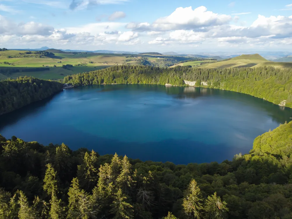 Le lac pavin dans le puy de dôme