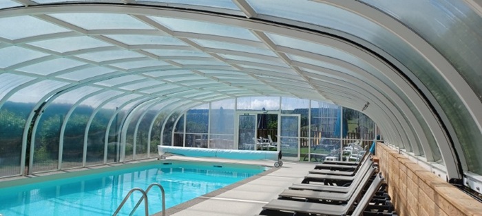piscine couverte et chauffée du camping de Serrette en Auvergne
