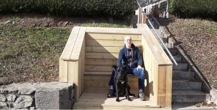 homme assis avec son chien au camping de serrette à Chambon-sur-lac en Auvergne