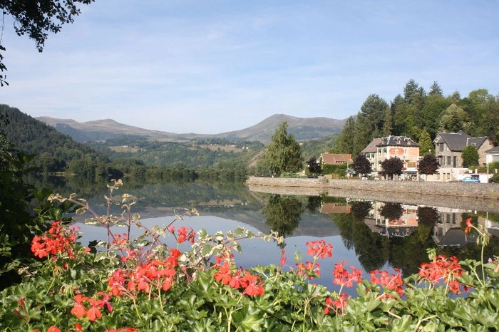 La vue imprenable depuis le bord du Lac de Chambon avec un fond les vestiges volcaniques d'Auvergne